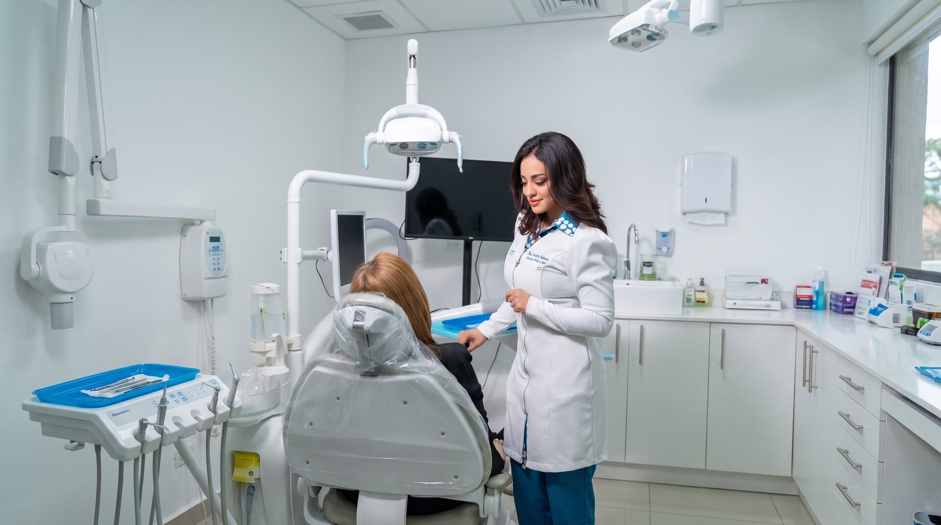 Dra. Kim Rubattino atendiendo a una paciente